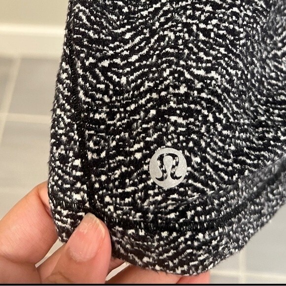 Lululemon Sz 6 Black and White Half Zip Running Pullover - Picture 4 of 4